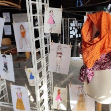 Tvorba připomínající návštěvu u módní návrhářky Beaty Rajské. Foto: Martina Schutová