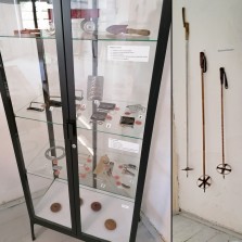 Kovové výrobky všeho druhu a lyžařské hole. Foto: Kamila Dvořáková