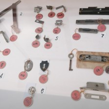 Zámky a kování od firmy Špilar z 30. a 40. let 20. století. Foto: Kamila Dvořáková