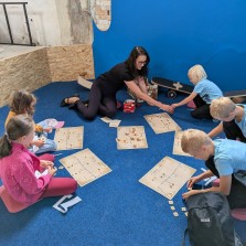 Letní workshop pro děti na výstavě Mobilita malých měst v bývalé sklárně na Farských humnech. Foto: Martina Schutová