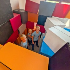 Kreativní stavění z papírových kostek. Foto: Martina Schutová