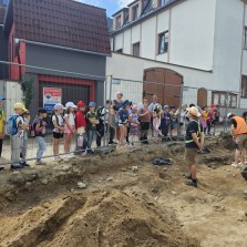 Děti na vycházce centrem města zavítaly také na archeologické naleziště. Foto: Ladislav Sýkora