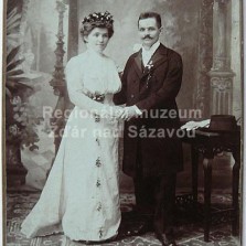 Fotografie novomanželů Mokrých (asi rok 1910).