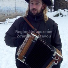 Nepostradatelný harmonikář se zásobou písní. Foto: Antonín Zeman