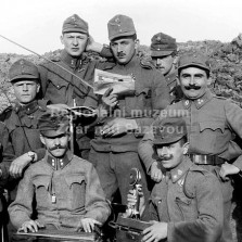 Skupina vojáků s polním telefonem (Konjuchy, duben 1917). Foto: Antonín Kurka