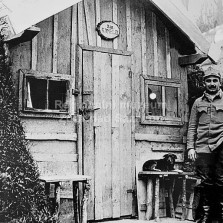 Před vchodem do kanceláře roty (Nadryčne, jaro 1917). Foto: Antonín Kurka