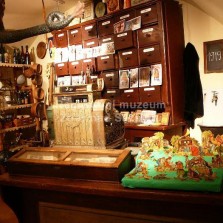 Prvorepublikový obchod s adventním sortimentem. Foto: Kamila Dvořáková