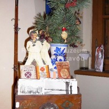 Vánoční výzdoba a dobová reklama. Foto: Kamila Dvořáková