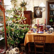 Stromeček a prostřený stůl. Foto: Kamila Dvořáková