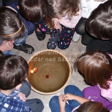 Děti sledují pohyb lodiček. Foto: Kamila Dvořáková