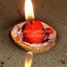 Detail - skořápka oříšku se svíčkou. Foto: Kamila Dvořáková