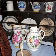 Keramika a proutěné zboží. Foto: Kamila Dvořáková