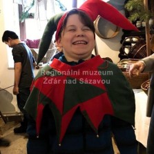 Kašpárek bavil lidi u žďárské radnice. Foto: Zara Honková