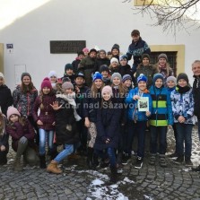 Studenti žďárského gymnázia po prohlídce výstavy před Regionálním muzeem. Foto: Zara Honková