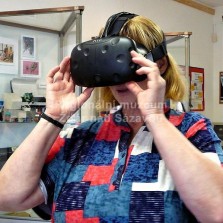 Paní učitelka virtuální realitě také neodolala. Foto: Kamila Dvořáková