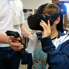 První setkání s virtuální realitou. Foto: Kamila Dvořáková