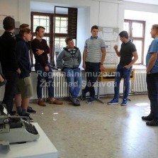 Spoluautor výstavy Zdeněk Holemář provází výstavou studenty VOŠ a SPŠ. Foto: Kamila Dvořáková