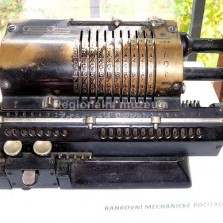 Mechanické bankovní počítadlo (počátek 20. stol.). Foto: Kamila Dvořáková