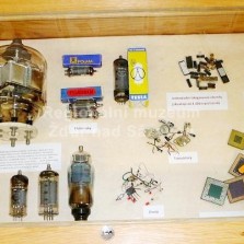 Od relé a elektronek k mikroprocesorům. Foto: Kamila Dvořáková