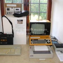 Československý počítač IQ 151, kazetové magnetofony a jehličkové tiskárny. Foto: Kamila Dvořáková