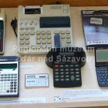 Kalkulačky a organizéry. Foto: Kamila Dvořáková