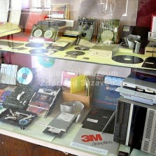 Datové nosiče - od děrných štítků a disket k DVD a flash diskům. Foto: Kamila Dvořáková