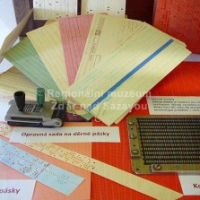 Detail - děrné pásky a štítky. Foto: Kamila Dvořáková