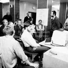 Školení konstruktérů na počítači (cca 1980). Foto: ŽĎAS (archiv)