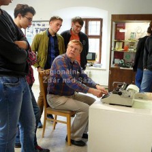 Seznámení s psacím strojem. Foto: Kamila Dvořáková