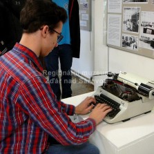 Klávesnicová generace testuje psací stroj. Foto: Kamila Dvořáková