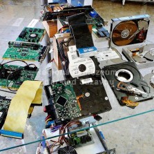 Pevné disky a zvukové karty. Foto: Kamila Dvořáková