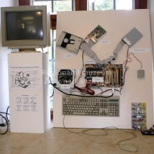 Plošně rozvinutý počítač. Foto: Kamila Dvořáková