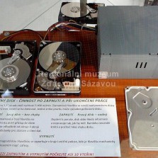 Názorná ukázka rozdílu funkčního a poškozeného pevného disku. Foto: Kamila Dvořáková