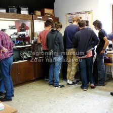 Studenti a přístroje z minulého století. Foto: Kamila Dvořáková