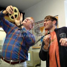 Vyučující, student a filmový pás. Foto: Kamila Dvořáková