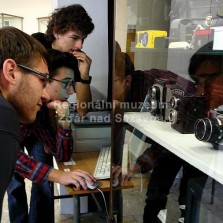 Staré přístroje studenty zajímají. Foto: Kamila Dvořáková