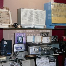 Rádia po drátě a walkmany. Foto: Kamila Dvořáková