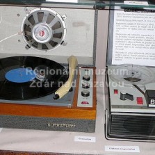Gramofon a cívkový magnetofon. Foto: Kamila Dvořáková