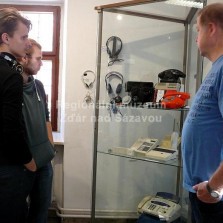 Studenti poslouchají výklad o telekomunikačních technologiích minulosti. Foto: Kamila Dvořáková