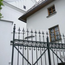 Opravený Moučkův dům a brána do dvora. Foto: Kamila Dvořáková