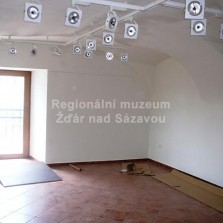 Prázdná první místnost má v budoucnu informovat o historii Žďáru, zdejších řemeslech a slavných výrobcích. Foto: Kamila Dvořáková