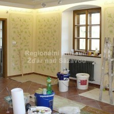 Vymalovaný měšťanský salón. Foto: Kamila Dvořáková