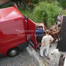 Stěhování piána hudebního skladatele Františka Drdly do salónu v Moučkově domě. Foto: Kamila Dvořáková