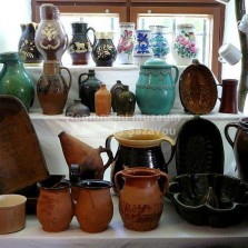 Stánek s keramikou. Foto: Kamila Dvořáková