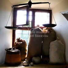 Pytle a váhy. Foto: Kamila Dvořáková