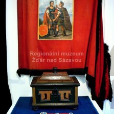 Cechovní prapor žďárských obuvníků, cechovní truhlice obuvníků z Bystřice nad Pernštejnem a ferule. Foto: Kamila Dvořáková