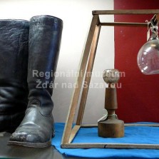 Obuvnická baňka a kožené holínky. Foto: Kamila Dvořáková