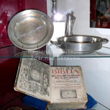 Bible, rychtářské právo a cínové nádobí. Foto: Kamila Dvořáková