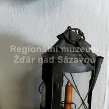 Okovy a lucerna. Foto: Kamila Dvořáková