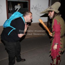 Rychlý posel mezi účinkujícími muzejní noci a rychtář Hanuš. Foto: Antonín Zeman